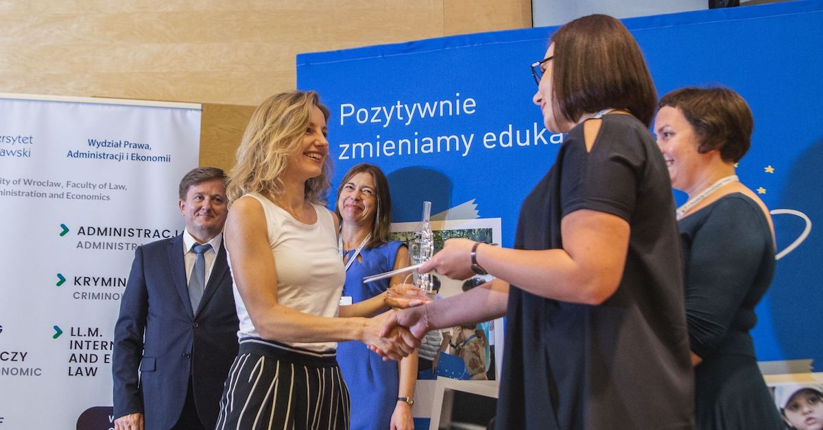 Olga Malinkiewicz receiving the Lecturer of the Year award